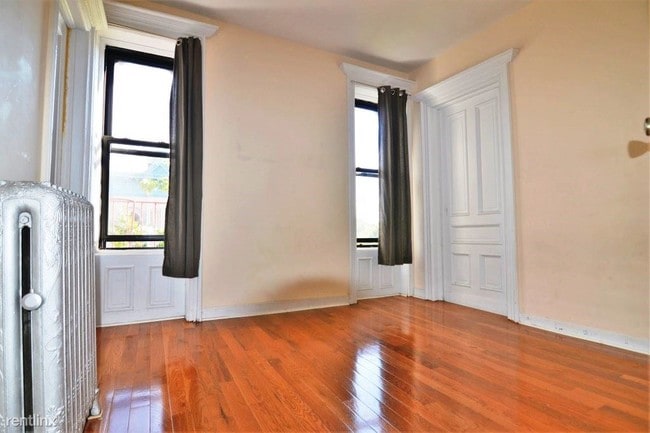 Building Photo - 305 6th Ave