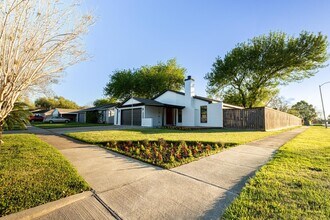 Building Photo - 1102 Ashdale Dr