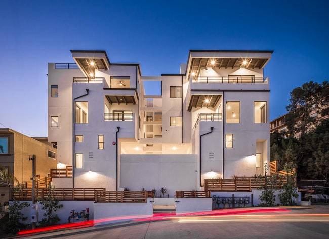 Foto principal - Gorgeous 4 Bed/3 Bath in USD Area with 3 Parking Spaces & *Washer/Dryer in Unit*