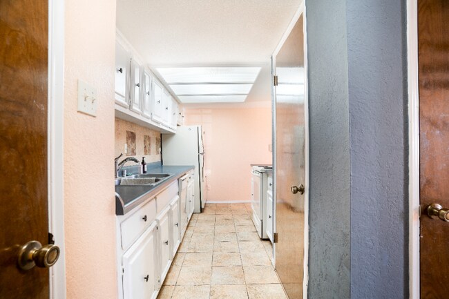 Building Photo - 6201 Escondido Dr