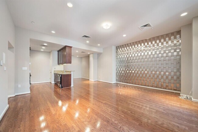 Building Photo - 914 N Main St