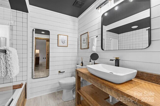 Foto del edificio - "Chic Urban Living: Spacious 1-Bedroom Ret...