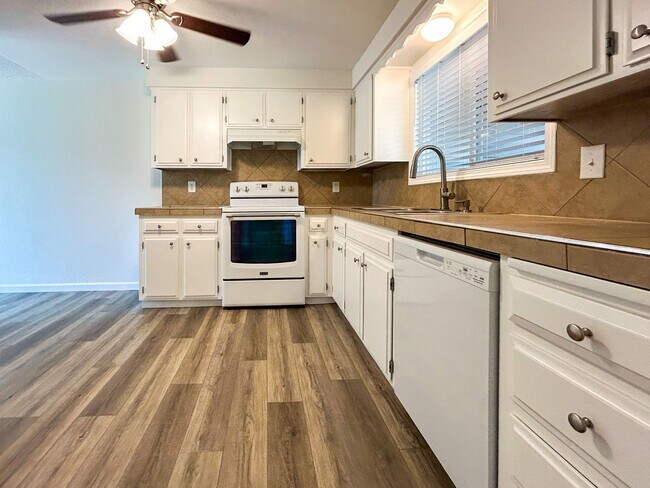 Building Photo - 1488 Warbler Dr SE