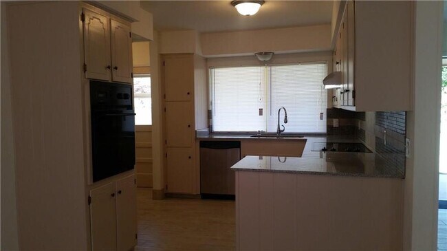 Building Photo - 1116 Sherwood Dr
