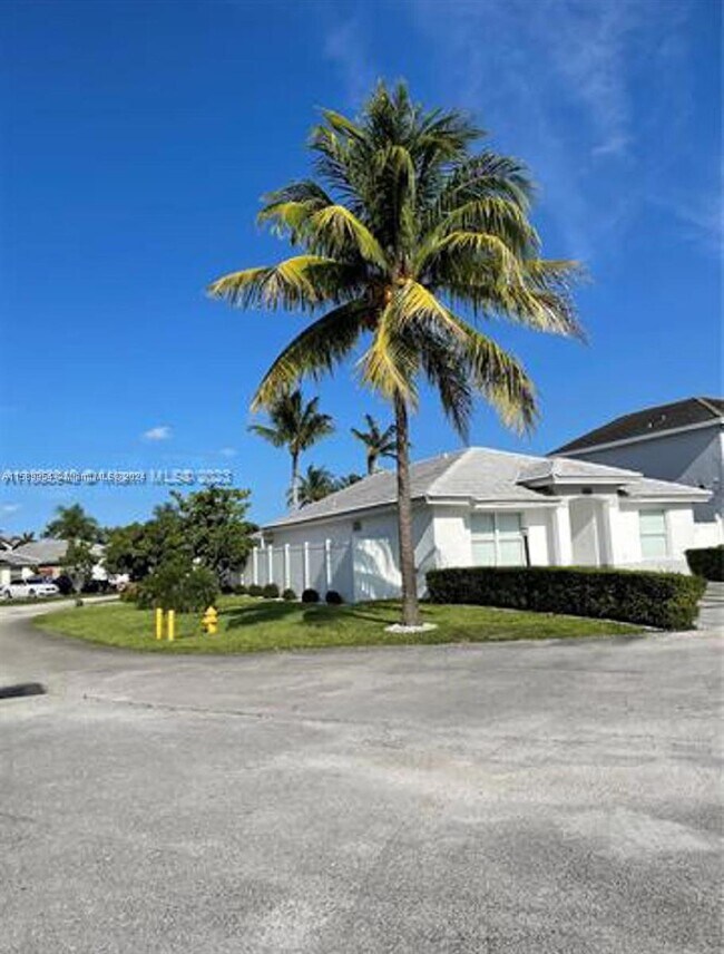 Foto del edificio - 5610 NW 187th St