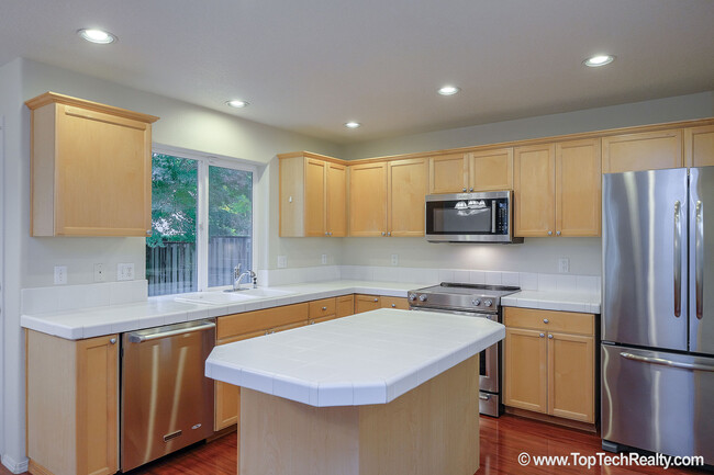 Building Photo - Beautiful 4 Bedrm* 2.5 Bath* Single Family...