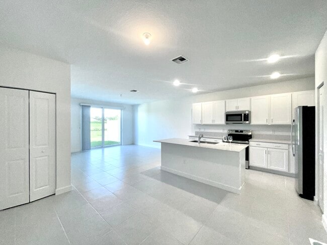 Building Photo - 850 SE grovebush Ln