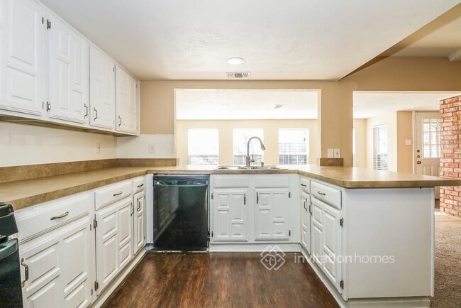 Building Photo - 5004 Stanley Dr