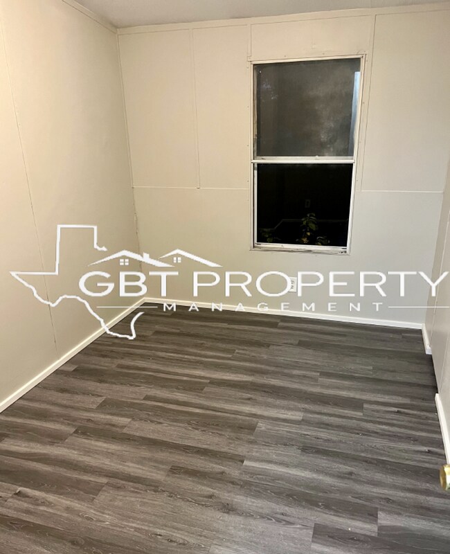 Foto del edificio - Spacious 3 bed 2 bath single wide on an oversized lot