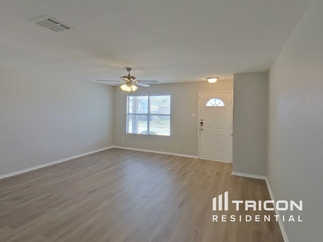 Building Photo - 1601 Vineridge Ln