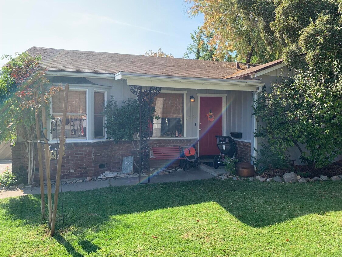 Primary Photo - 3260 Montrose Ave
