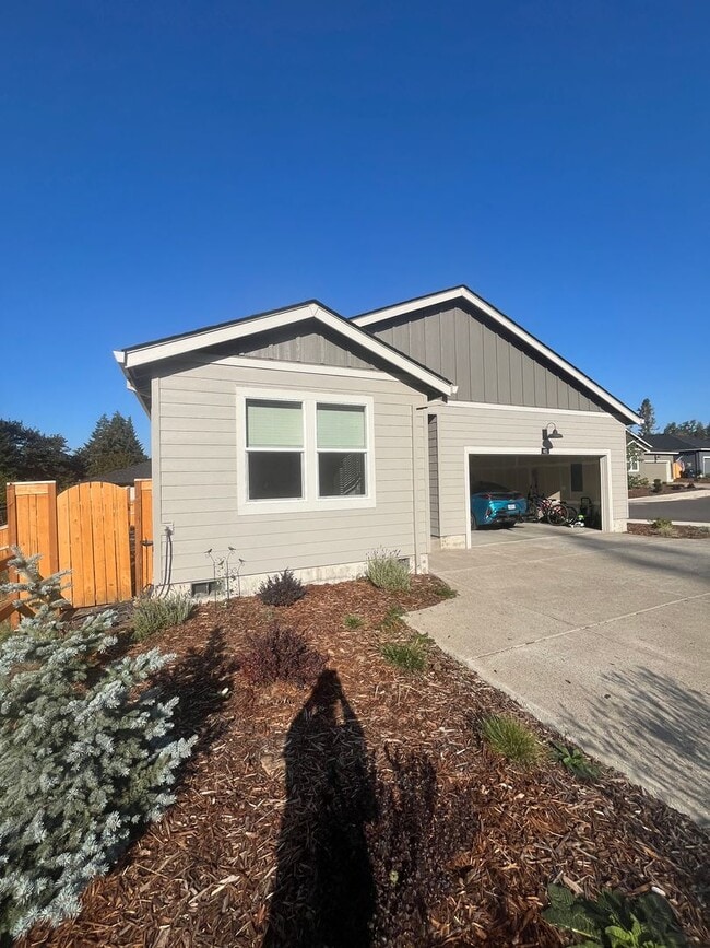 Building Photo - 482 E 4th St