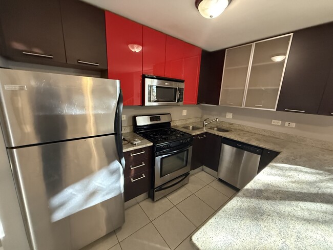 Building Photo - 6954 N Greenview Ave