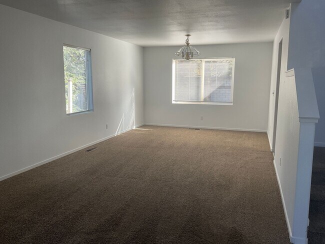 Building Photo - Sparks Family Home in Great Commuting and ...