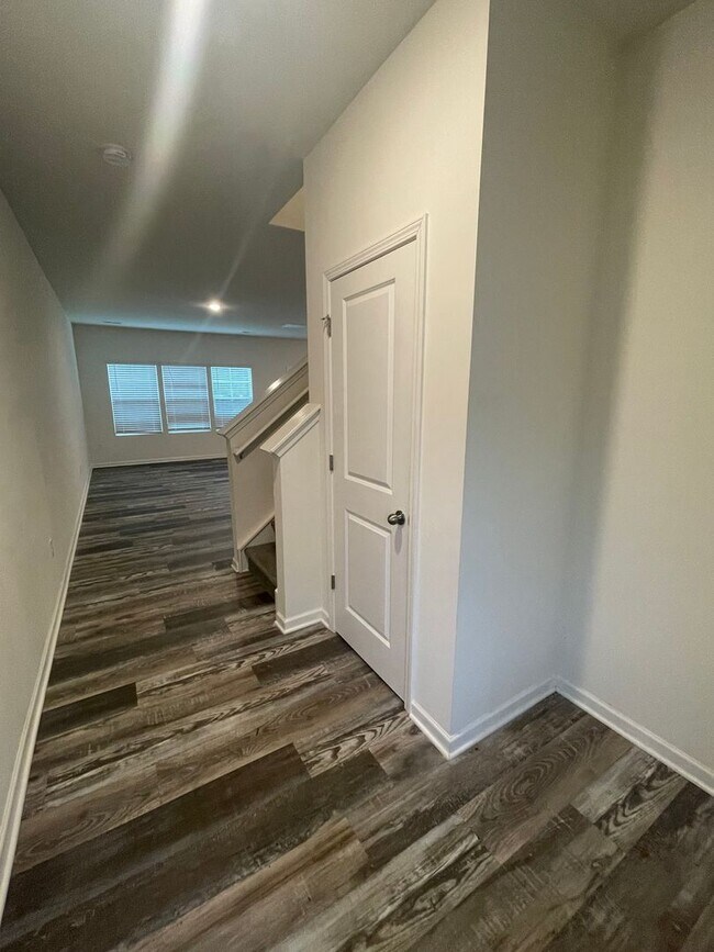 Building Photo - Welcome to this stunning 3-bedroom, 2.5-ba...