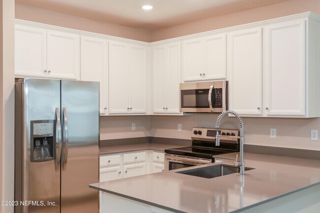 Building Photo - 7415 Palm Hills Dr