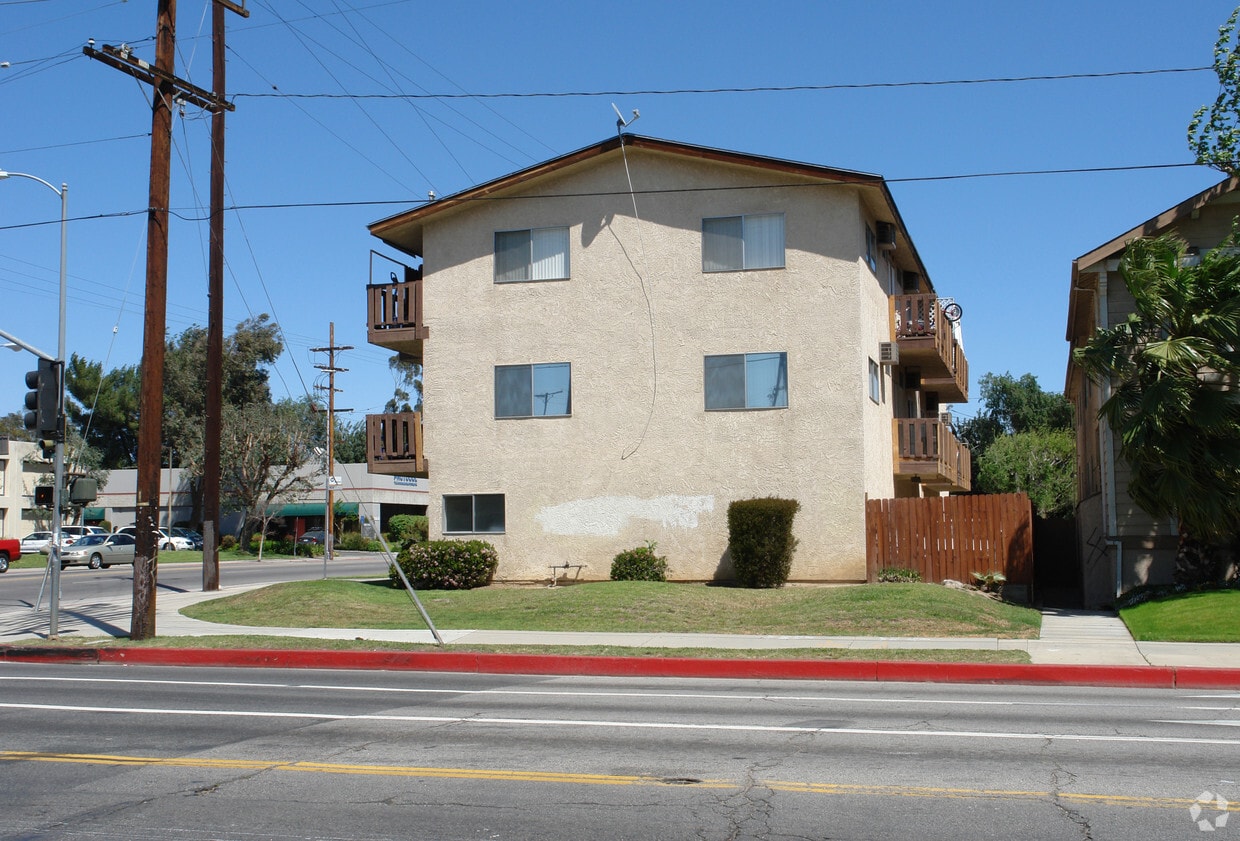 Building Photo - 15656 Saticoy St