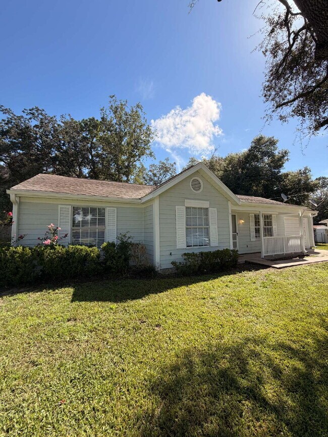 Foto del edificio - Charming Updated Home with New Appliances, Fenced Yard & Great SE Ocala Location!