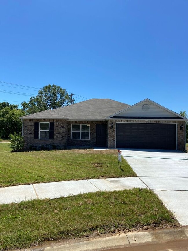 Building Photo - Three Bedroom | Two Bath Home in Conrad Court