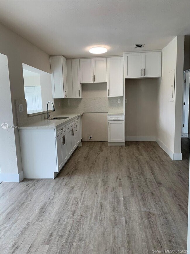 Building Photo - 10111 Dominican Dr