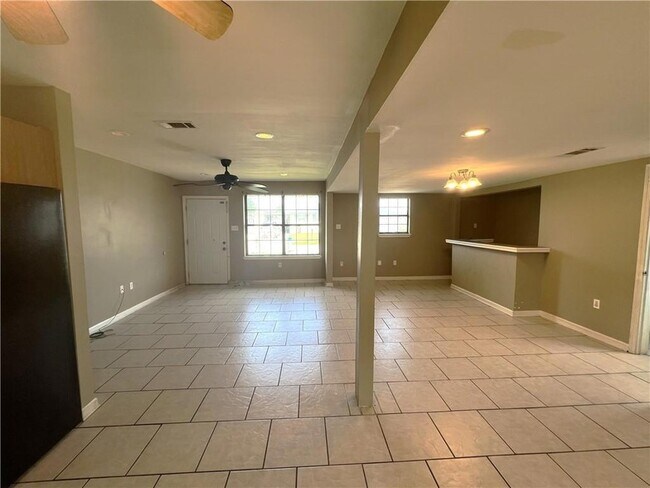 Building Photo - 2104 Lena Dr
