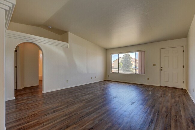 Foto del edificio - Three bedroom, two bath, two car garage in...