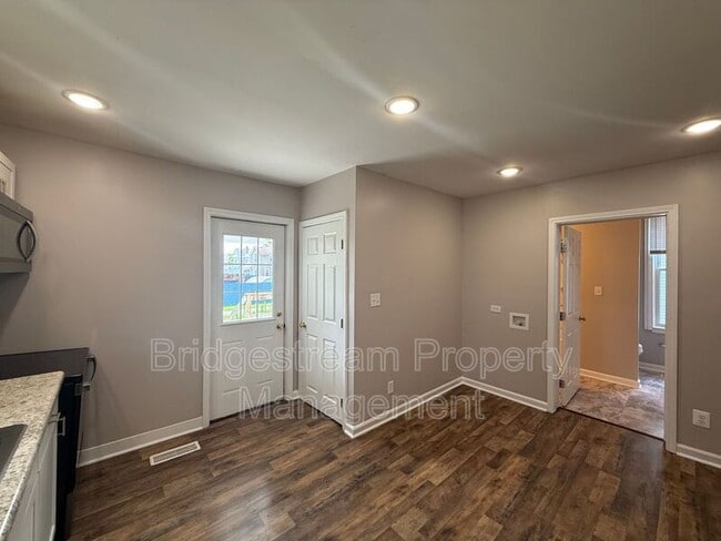 Building Photo - 921 Kent Ln S