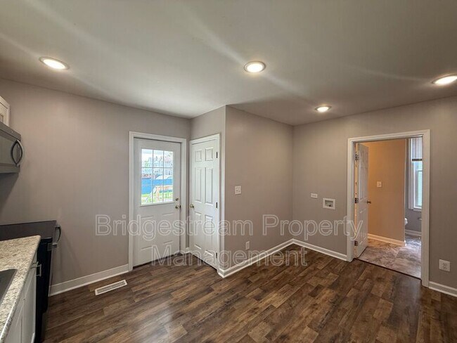 Foto del edificio - 921 Kent Ln S