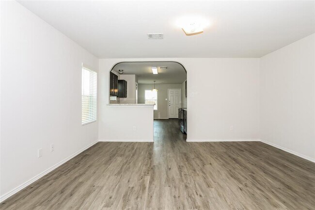 Building Photo - 215 Pronghorn Dr