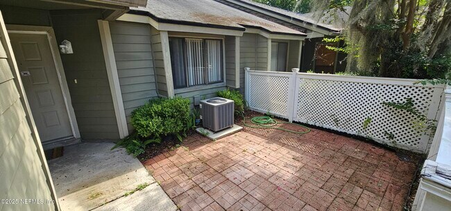 Foto del edificio - 7610 Baymeadows Cir W