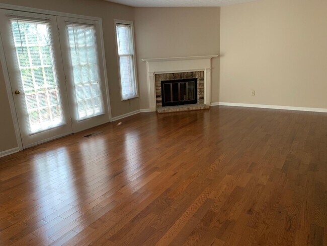 Foto del edificio - 3499 Lakeside Ct