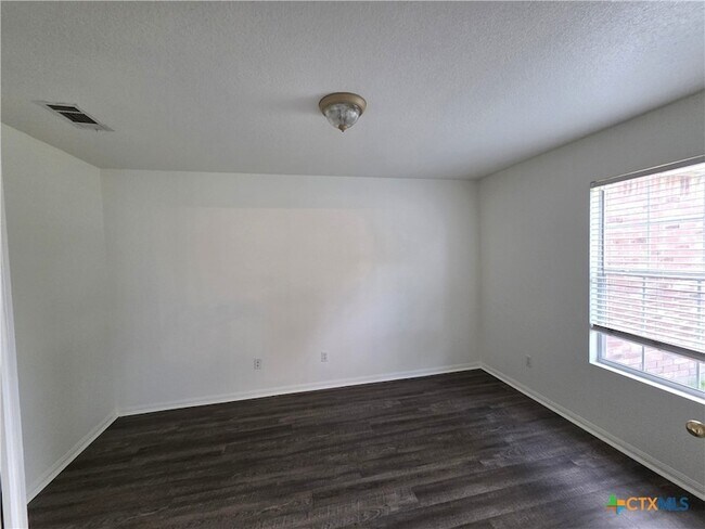 Building Photo - 2402 Mikulec Dr