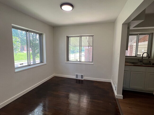 Foto del edificio - Charming 3-Bedrooms 1 bath with Hardwood F...