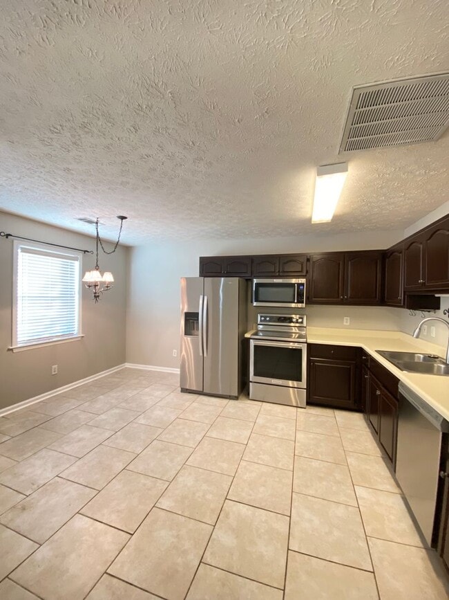 Building Photo - Updated Duplex Available 7/15/25!