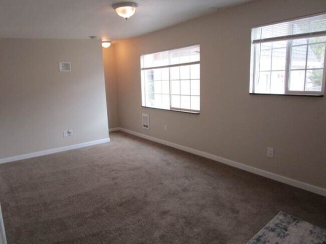 Building Photo - 2 Bedroom, 1 Bathroom Tacoma Home