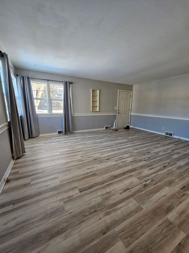 Building Photo - 2 BED | 1 BATH | SINGLE-LEVEL HOME | WEST