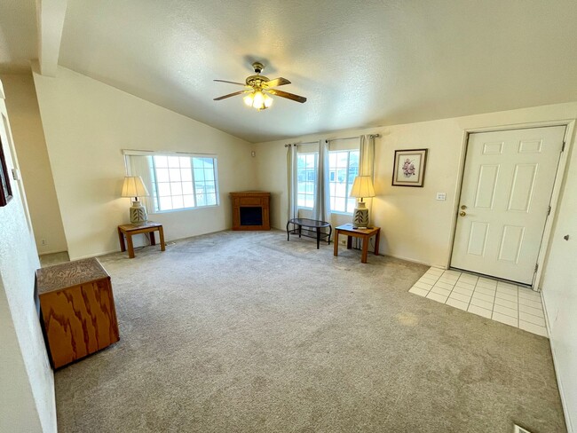 Building Photo - Great 2 Bedroom 2 Bath Home in Sunrise Vis...