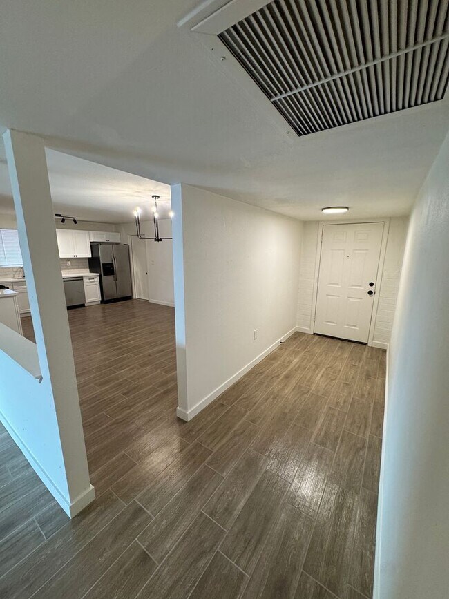 Foto del edificio - Fully upgraded home with garage!