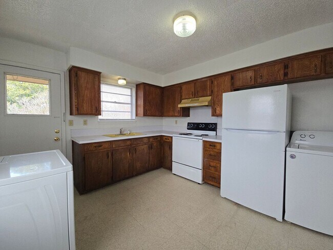 Building Photo - RENT SPECIAL - AVAILABLE NOW!