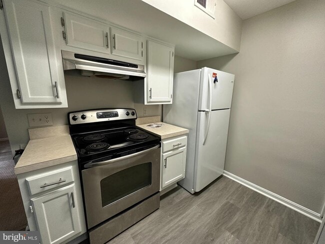 Building Photo - 8 Normandy Square Ct