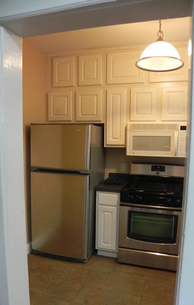 Kitchen - 1020 Fairmont St NW