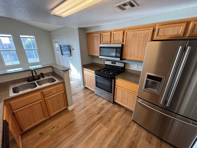 Foto del edificio - Gorgeous 2 BED / 2BATH Condo offering Mountain Views in the gated community of Chateau Versailles!