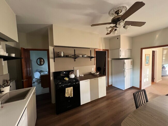 Foto del edificio - 151 1/2 Bradley St