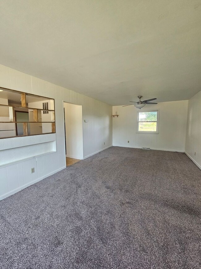 Building Photo - 2 BED | 1 BATH | SINGLE-LEVEL HOME | ROBBI...