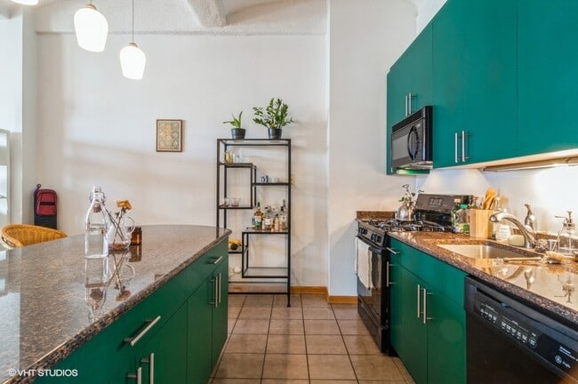 Building Photo - 633 S Plymouth Ct