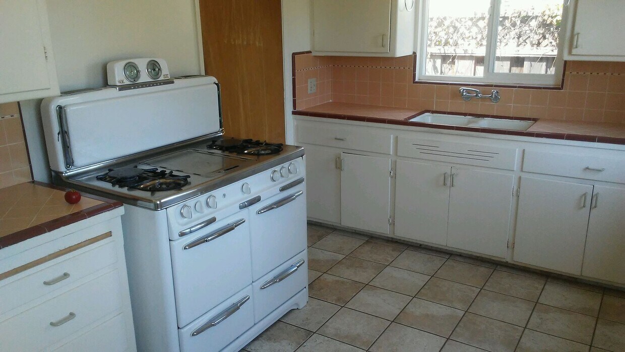 Foto del edificio - 3 bed/1 bath Westside home near beach/park