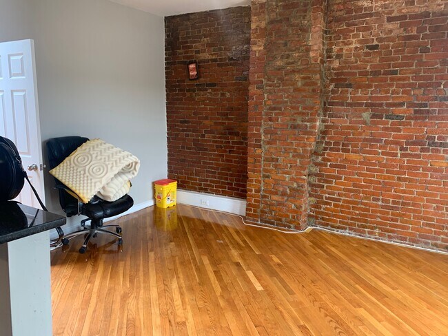 Building Photo - 322 Warren St