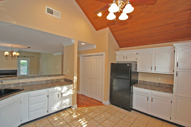 Foto del edificio - Beautiful South Charlotte End Unit 3BR Tow...