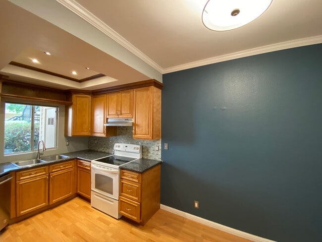 Foto del edificio - BLOSSOM VALLEY - Beautifully updated end u...