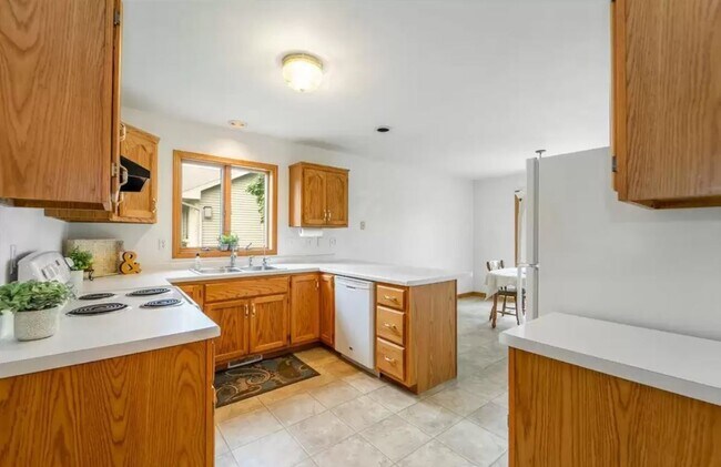 Building Photo - W2736 Brookhaven Dr